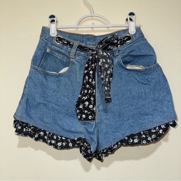 Women’s Vintage 90’s High Waisted Daisy Duke Denim Shorts Floral Detail Size 5/6 - Picture 3 of 16